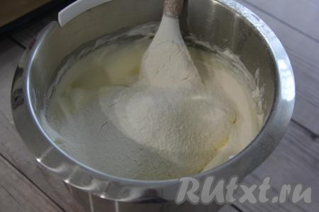 Всыпать просеянную муку.