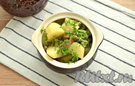 Картошечка, приготовленная в горшочке в духовке, получается мягкой, с грибным ароматом. При подаче картофель с шампиньонами посыпаем измельчённой зеленью.