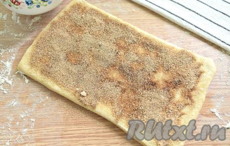 Тесто, смазанное маслом, посыпаем равномерно смесью сахара и корицы.