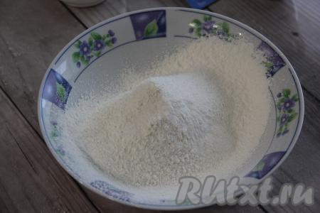 В миску просеять муку, всыпать разрыхлитель, соль и сахар.