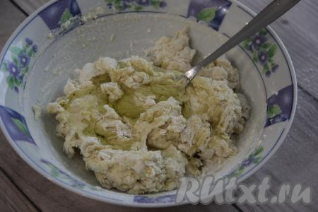 Перемешать тесто ложкой, оно будет комковатым. Влить оливковое масло.