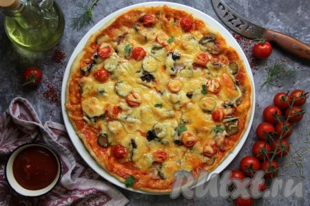 Вкусную и сытную пиццу с беконом и грибами подать к столу в горячем виде.