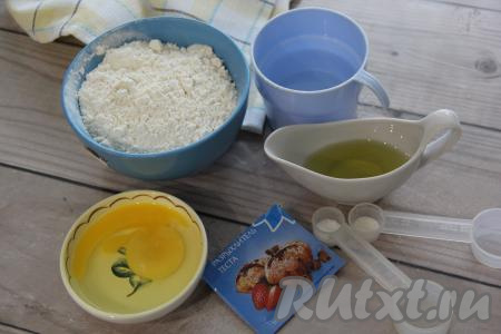 Подготовить продукты для замешивания теста для пиццы с беконом и грибами.