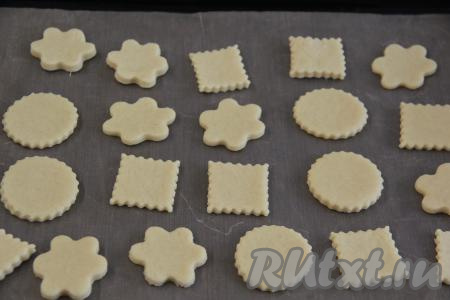 Тесто очень приятное в работе, при формировании печенья оно не стягивается. Переложить заготовки постного печенья на противень, застеленный пергаментной бумагой (или тефлоновым ковриком).