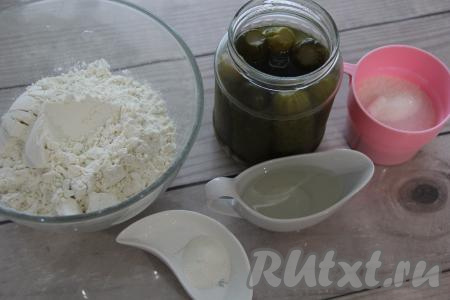 Подготовить продукты для приготовления постного печенья на рассоле от огурцов.