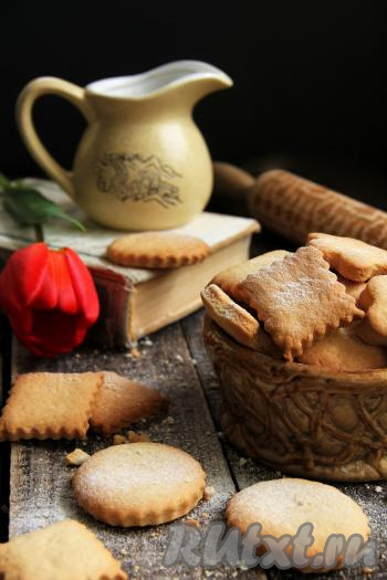 Постное печенье достать из духовки, затем переложить на тарелку, дать ему немного остыть и подать к столу. Печенюшки получаются хрустящими, вкусными. И, поверьте, попробовав эту выпечку, вряд ли кто-то догадается, что печенье приготовлено из теста, замешанного на&nbsp; рассоле от огурцов.