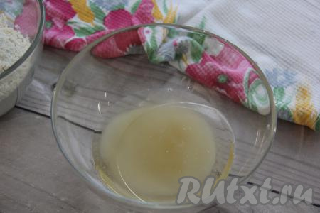 В миске соединить огуречный рассол, предварительно процеженный через сито, сахар и растительное масло.