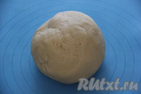А затем, подсыпая понемногу муку, вымесить тесто руками. Добавляя муку, учитывайте, что тесто должно получиться пластичным и приятным в работе. Накрыть тесто плёнкой и оставить отдохнуть на 20 минут при комнатной температуре.