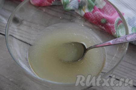 Хорошо перемешать смесь масла и рассола ложкой.