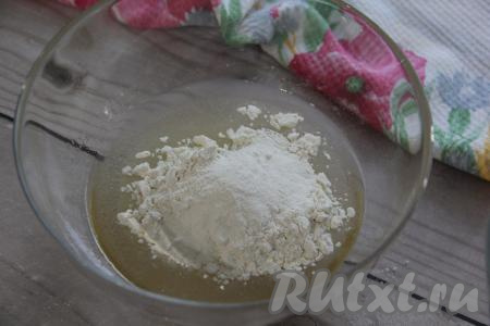 В получившуюся смесь всыпать разрыхлитель, частями добавлять муку, сначала перемешивая тесто ложкой.