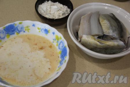 Яйца разбить в глубокую тарелку, слегка взбить вилкой, затем добавить молоко, специи и соль. Перемешать, всыпать муку и перемешать до однородного состояния. Кляр должен быть без комочков муки, не жидким.&nbsp;