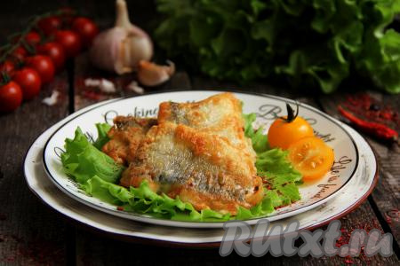 Переложить аппетитную, нежную навагу в кляре на тарелку и подать к столу, дополнив гарниром (например, картофелем, рисом) или свежими овощами.