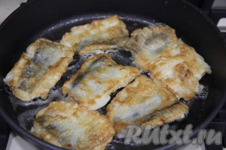 Жарить навагу в кляре на среднем огне с двух сторон до золотистого цвета. Я жарила с каждой стороны по 7 минут.&nbsp;