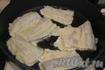 В сковороду влить растительное масло и разогреть. Обмакнуть кусочки наваги в кляр со всех сторон и выложить в сковороду.