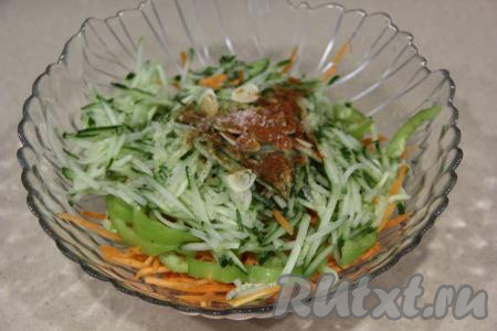 Сюда же всыпать приправу для корейской моркови, перемешать овощи в салатнике.