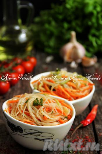 Вкусный, в меру острый, яркий салат, приготовленный из фунчозы с добавлением болгарского перца и огурца, подать к столу.