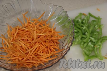Болгарский перец вымыть, очистить его от семечек и нарезать на длинные полоски. Огурец вымыть. Морковь почистить. Натереть морковь и огурец на тёрке для корейской моркови (или нарезать на длинные брусочками).