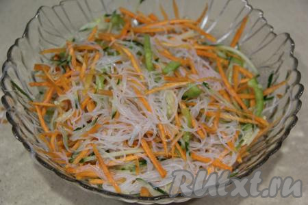 Влить уксус, масло, соевый соус, перемешать салат, посолить.