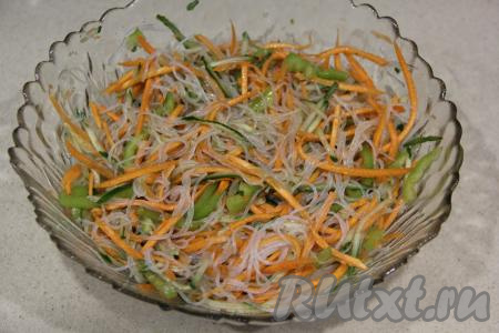 Оставить салат на пару часов в холодильнике.