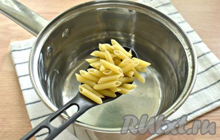 В кастрюлю наливаем, примерно, один литр воды, по вкусу её солим и ставим на огонь. После закипания воды выкладываем в неё макаронные изделия и сразу перемешиваем. Когда вода снова закипит, уменьшив огонь, варим макароны в течение времени, указанного на упаковке (обычно на это требуется от 7 до 9 минут).