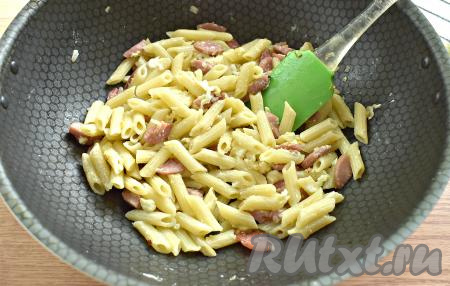 Сразу же быстро перемешиваем содержимое сковороды и немного досаливаем.&nbsp;Продолжая перемешивать, ждём, пока яйцо полностью "схватится" (мне на это потребовалось 3 минуты).