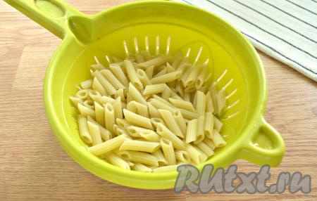 Готовые макароны перекладываем в дуршлаг, даём стечь лишней воде.