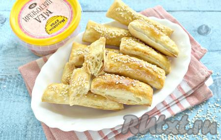 Вкусные, приятно похрустывающие, аппетитные слойки с мёдом подаём к столу с чашечкой чая.