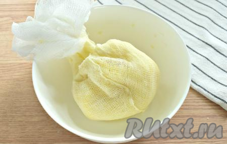 Пропускаем вначале картошку через мясорубку. Получившуюся картофельную массу нужно хорошо отжать от картофельного "сока". Удобнее воспользоваться куском марли, сложенным в 4 слоя.