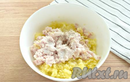 Затем пропускаем подмороженное сало через мясорубку и добавляем к картофельной массе, отжатой от сока, перчим и солим по вкусу.