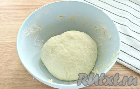 Перемешиваем ингредиенты сначала в миске, собирая в комок. Затем продолжаем замес теста для вареников на столе. Тесто должно стать эластичным и мягким. Пока будем готовить начинку, тесто кладём в пакет и убираем в холодильник.