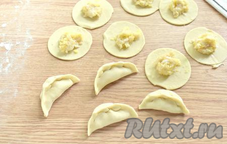 На каждый кружок кладём часть начинки (я выкладывала по 2 чайных ложки) из картошки и сала, лепим вареники, плотно скрепляя края. Примерный выход - 70 вареников.