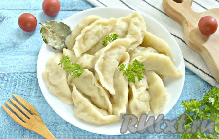 Вареники, сформированные с начинкой из сырой картошки и сала, получились очень вкусными и сытными, угощайтесь!