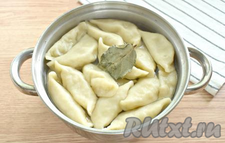 Вареники с салом и сырой картошкой можно сразу отварить, для этого выкладываем вареники в кастрюлю с кипящей подсоленной водой, добавляем лавровый лист и варим с момента закипания 8-10 минут. Можно их заморозить и "про запас", выложив на доску в один слой. 