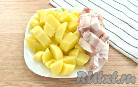 Очищаем картошку, нарезаем на крупные кусочки. С подмороженного сала срезаем шкурку. Нарезаем подмороженное сало на бруски.