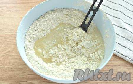 Вливаем 1 стакан кипячёной воды комнатной температуры.