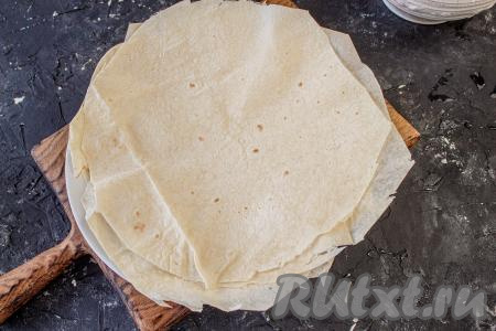 В результате должны получиться 4 круглых заготовки из лаваша.