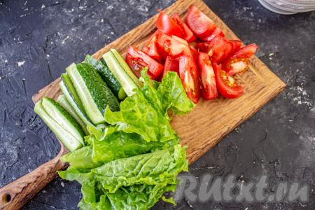 Огурцы, листья салата и помидоры промойте, обсушите. Огурец нарежьте на брусочки, помидоры - дольками.