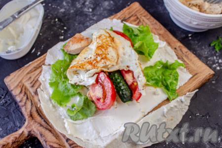 Положите на овощи жареное яйцо.