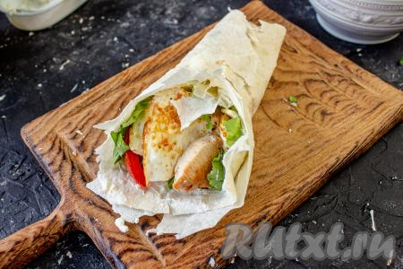 Сверните лаваш&nbsp; в ролл, как на фото. При необходимости, закрепите основание ролла зубочисткой или шпажкой. 