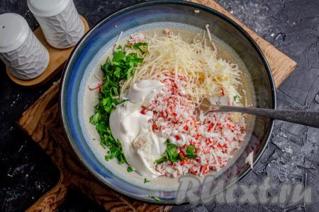 К получившей крабовой-сырной смеси добавьте майонез, хорошо перемешайте начинку.&nbsp;