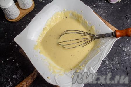 Тщательно перемешайте яично-сметанную смесь.