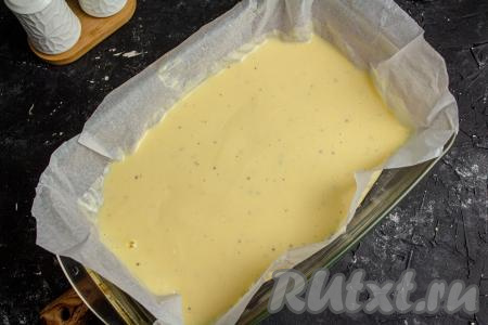 Яично-сметанную смесь вылейте в форму для выпечки, застеленную пергаментом. Я использовала форму размером 17 сантиметров на 30 сантиметров, если желаете, чтобы омлет был тоньше, то возьмите форму побольше. Обратите внимание на пергамент, желательно, чтобы в его составе был силикон (об этом обычно написано на упаковке) или перед выкладыванием яично-сметанной смеси смажьте пергамент растительным маслом, чтобы готовый омлет легко отделился от бумаги.