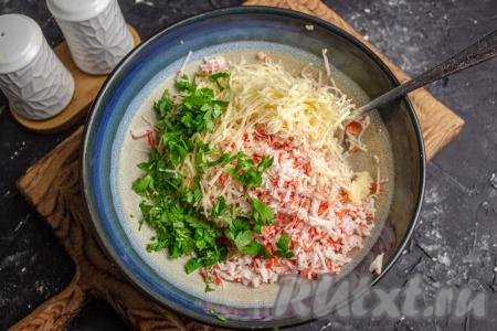Крабовые палочки, если они заморожены, немного разморозьте. Для приготовления начинки на тёрке натрите сыр и не полностью размороженные крабовые палочки, добавьте мелко нарезанную зелень и измельчённый чеснок.