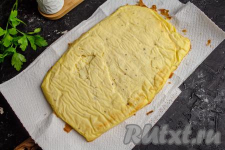 Поставьте форму в заранее разогретую до 180 градусов духовку минут на 15-20. Готовый омлет достаньте, остудите, переверните и снимите аккуратно пергамент.