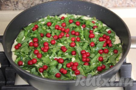 Поверх щавеля разложить свежие или замороженные ягоды. Замороженные ягоды можно предварительно не размораживать.