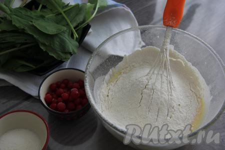 Добавить просеянную муку и разрыхлитель.