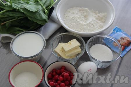 Подготовить продукты для приготовления пирога со щавелем на сковороде.