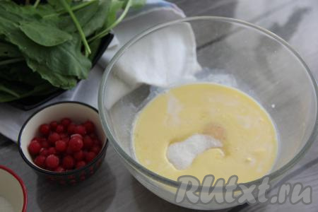 Сливочное масло растопить (можно это сделать в микроволновке), дать ему немного остыть. В достаточно глубокой миске соединить молоко, яйцо и растопленное сливочное масло, перемешать венчиком. Всыпать 50 грамм сахара.