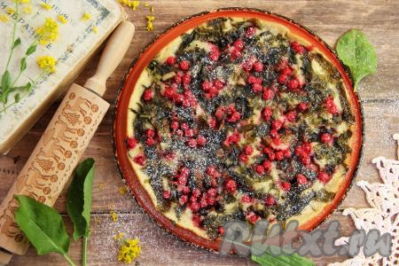 Готовый вкусный, нежный пирог со щавелем переложить со сковороды на блюдо, присыпать сахарной пудрой и подать к столу. 