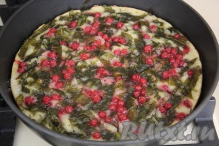 Поставить сковороду с пирогом со щавелем на медленный огонь, накрыть крышкой и готовить, примерно, 20 минут. Готовое тесто будет хорошо отходить от стенок сковороды, поэтому пирог будет достаточно просто переложить на тарелку.